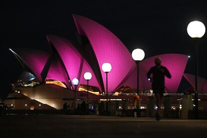 La Ópera de Sídney, en Australia, iluminada de color rosa en honor a Olivia Newton-John, este miércoles 10 de agosto.