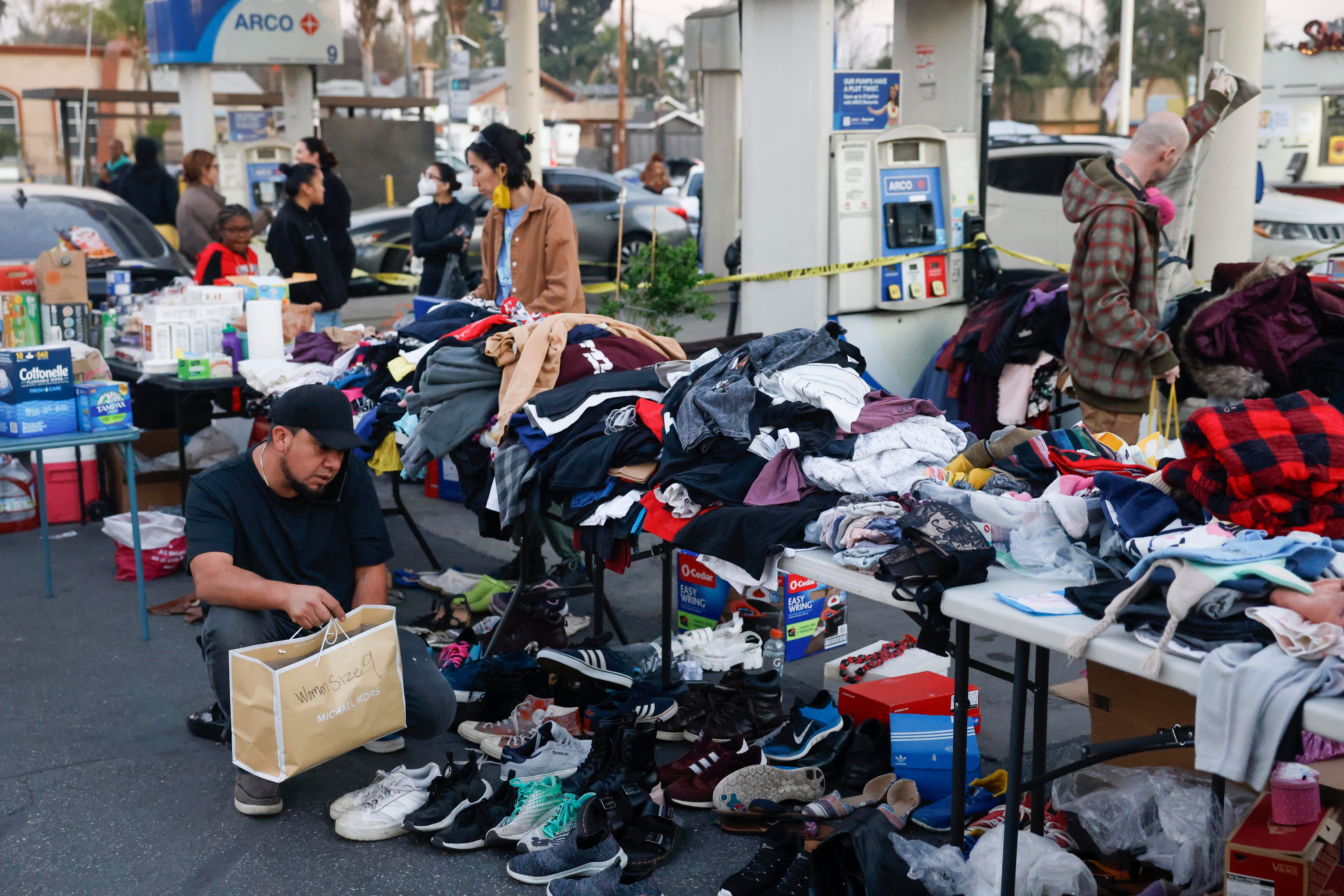 Lo que realmente se necesita: artículos esenciales para donar en los centros de acopio de Los Ángeles