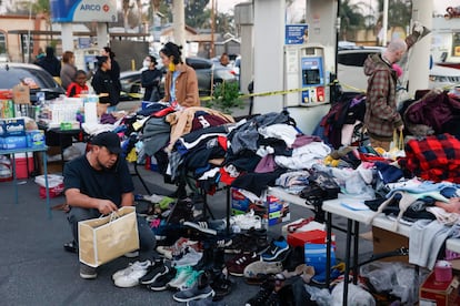 Voluntarios clasifican donaciones para los damnificados por los incendios de Los Ángeles en Altadena, California, el 10 de enero.