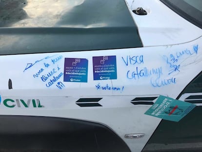 Pegatinas a favor del referéndum del 1 de octubre pegadas sobre un coche de la Guardia Civil.