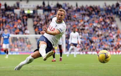 Kane anota un gol al Rangers, en un amistoso, el sábado pasado.