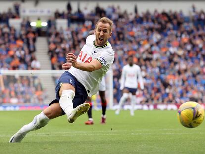 Kane anota un gol al Rangers, en un amistoso, el sábado pasado.