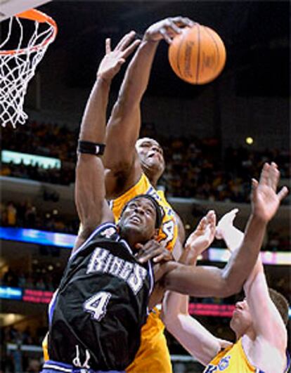 O´Neal arrebata el balón a Webber en la disputa de un rebote.