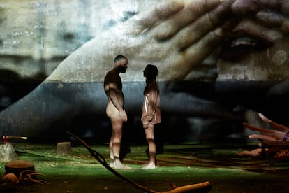 Escena de la obra 'Talaré a los hombres sobre la faz de la tierra', en la imagen Joaquín Abella y Laia Manzanares. Sala Cuarta Pared (Madrid).
