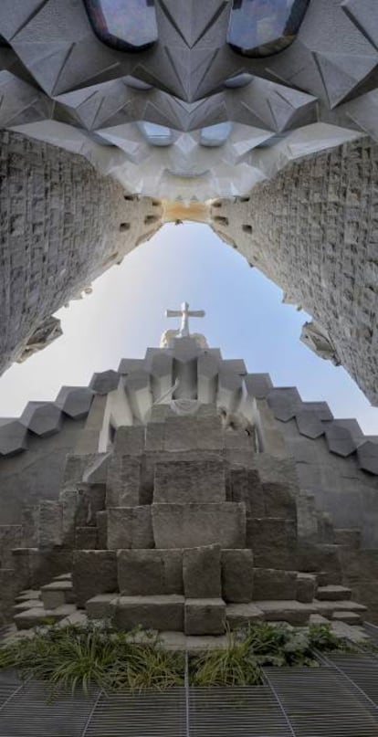 Panorámica vertical de la zona del huerto de la Sagrada Familia de Barcelona.