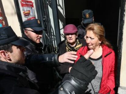 La Comisión judicial lleva a cabo el desahucio de Pepi y sus familiares, cuatro inquilinas del número 11 de la calle Argumosa. Hay seis activistas detenidos