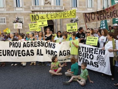 Protesta en contra de Eurovegas frente a la Generalitat, en la Plaza de Sant Jaume de Barcelona.
