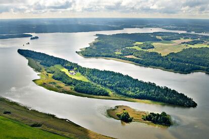 Islotes cerca de Estocolmo. Se trata de tres pequeñas islas en el lago Mälaren, a una hora de la capital de Suecia. El aeropuerto de la ciudad de Strängnäs está a unos 30 kilómetros.
