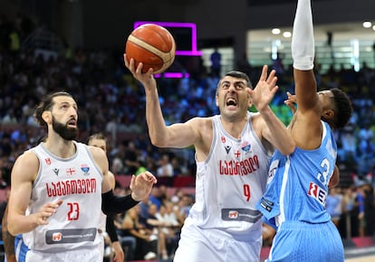 Shengelia y Shermadini, ante Giannis Antetokounmpo.