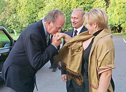 Don Juan Carlos saluda a Liudmila Pútina, esposa del presidente Vladímir Putin (centro), en Novo-Ogarevo.