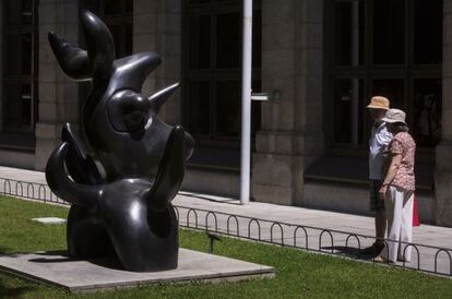 Considerably fewer people view the other art on display at the Reina Sofía.