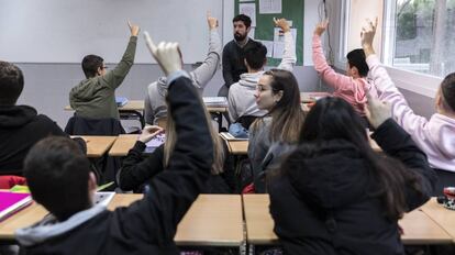 Un profesor debate sobre el veto parental con los alumnos en una clase de cuarto de la ESO.