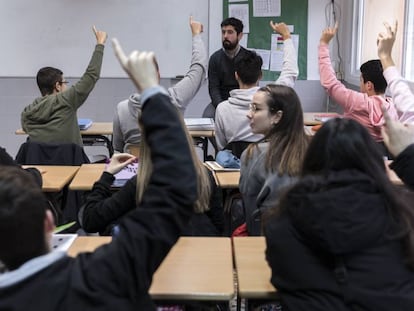 Un profesor debate sobre el veto parental con los alumnos en una clase de cuarto de la ESO.