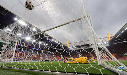  Harry Kane  bate al portero Bart Verbruggen de Holanda para marcar el 1-1 durante el partido de fútbol de semifinales de la UEFA EURO 2024 entre Holanda e Inglaterra.