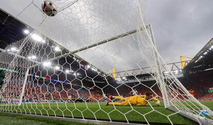 Harry Kane bate al portero Bart Verbruggen de Holanda para marcar el 1-1 durante el partido de fútbol de semifinales de la UEFA EURO 2024 entre Holanda e Inglaterra.