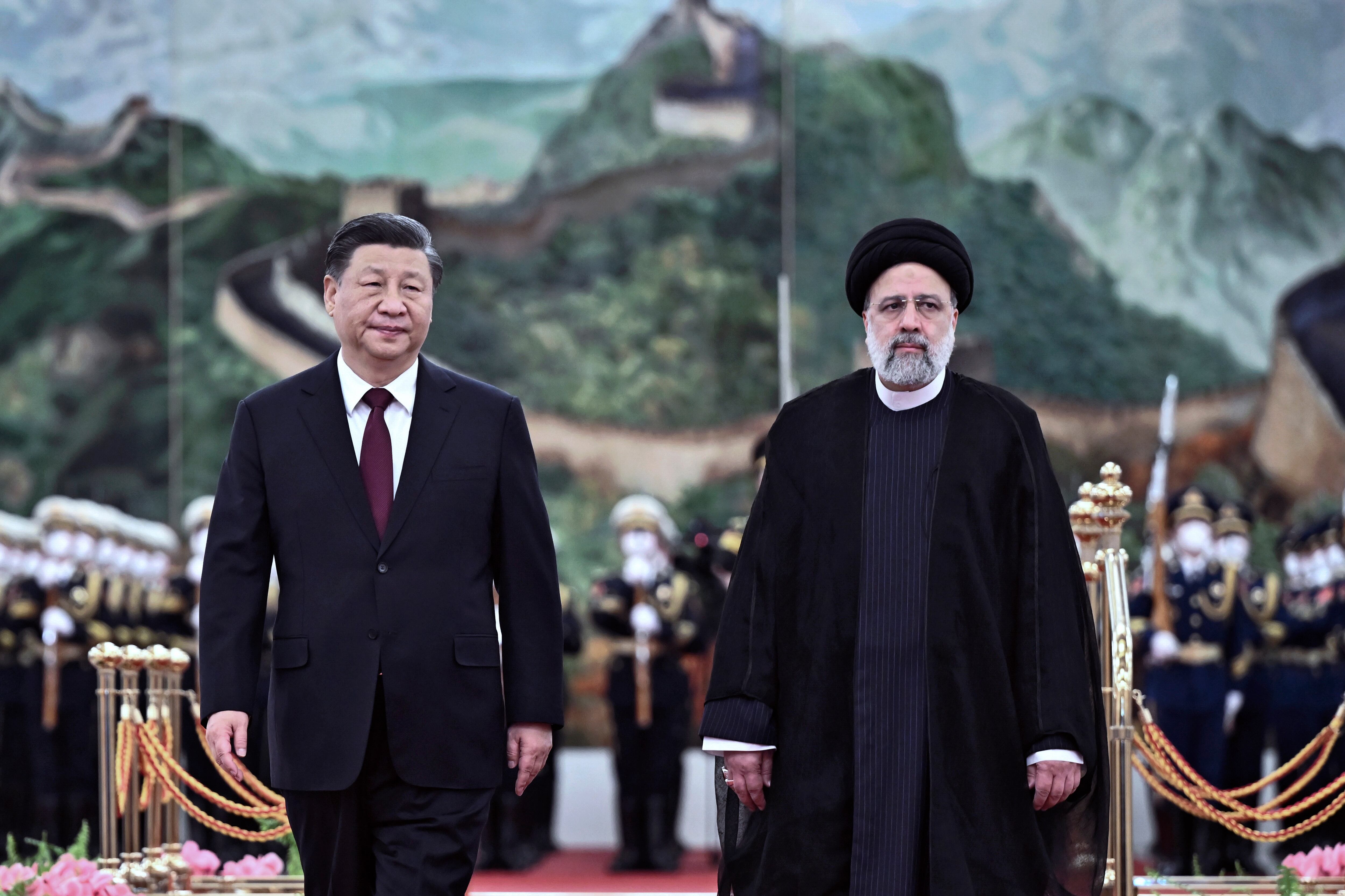 El presidente chino,  Xi Jinping (a la izquierda), y el iraní,  Ebrahim Raisi, durante la ceremonia de bienvenida en el Gran Salón del Pueblo en Pekín (China), el 14 de febrero de 2023. 