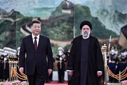 El presidente chino,  Xi Jinping (a la izquierda), y el iraní, 
 Ebrahim Raisi, durante la ceremonia de bienvenida en el Gran Salón del Pueblo en Pekín (China), el 14 de febrero de 2023. 