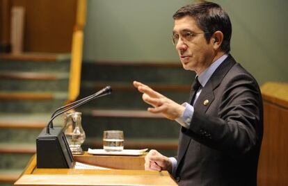 El lehendakari,Patxi López, en un momento de su intervención inicial en el pleno.