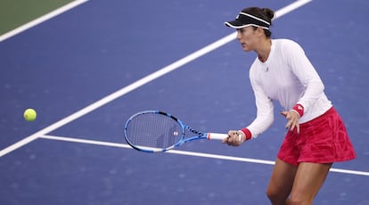 Muguruza devuelve la pelota durante el partido contra Hibino en Nueva York. / J. S. (EFE)