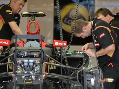 Los mecánicos de Lotus preparan el coche de Maldonado.