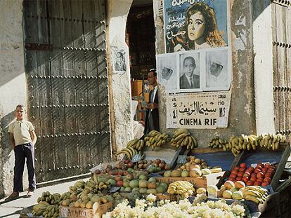 Puesto de frutas y verduras, en la medina vieja de Tánger, en 1963.