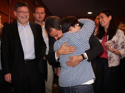 El expresidente del Gobierno Jos&eacute; Luis Rodr&iacute;guez Zapatero abraza a una militante. A su lado, Ximo Puig y Carmen Mont&oacute;n. 