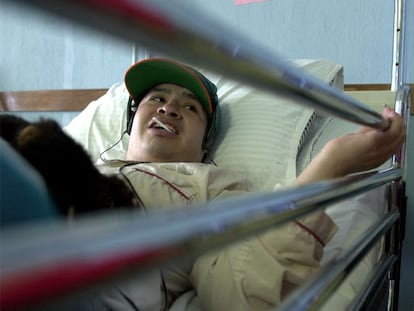 Luis Alberto Jiménez, en un hospital de Guatemala tras ser repatriado de Florida en 2003.