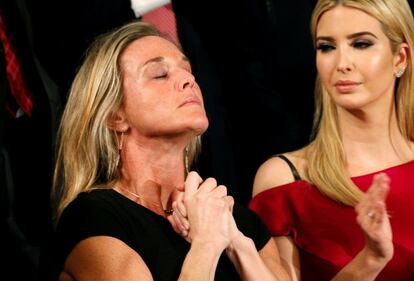 Ivanka Trump (d) y Carry Owens (i) aplauden tras ser mencionadas por el presidente Trump en un discurso, el 28 de febrero.