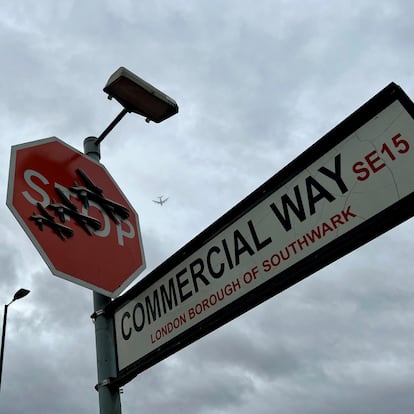 Imagen obtenida por la agencia Reuters a través de redes sociales que muestra la obra de Banksy que fue sutraída en Londres el viernes.