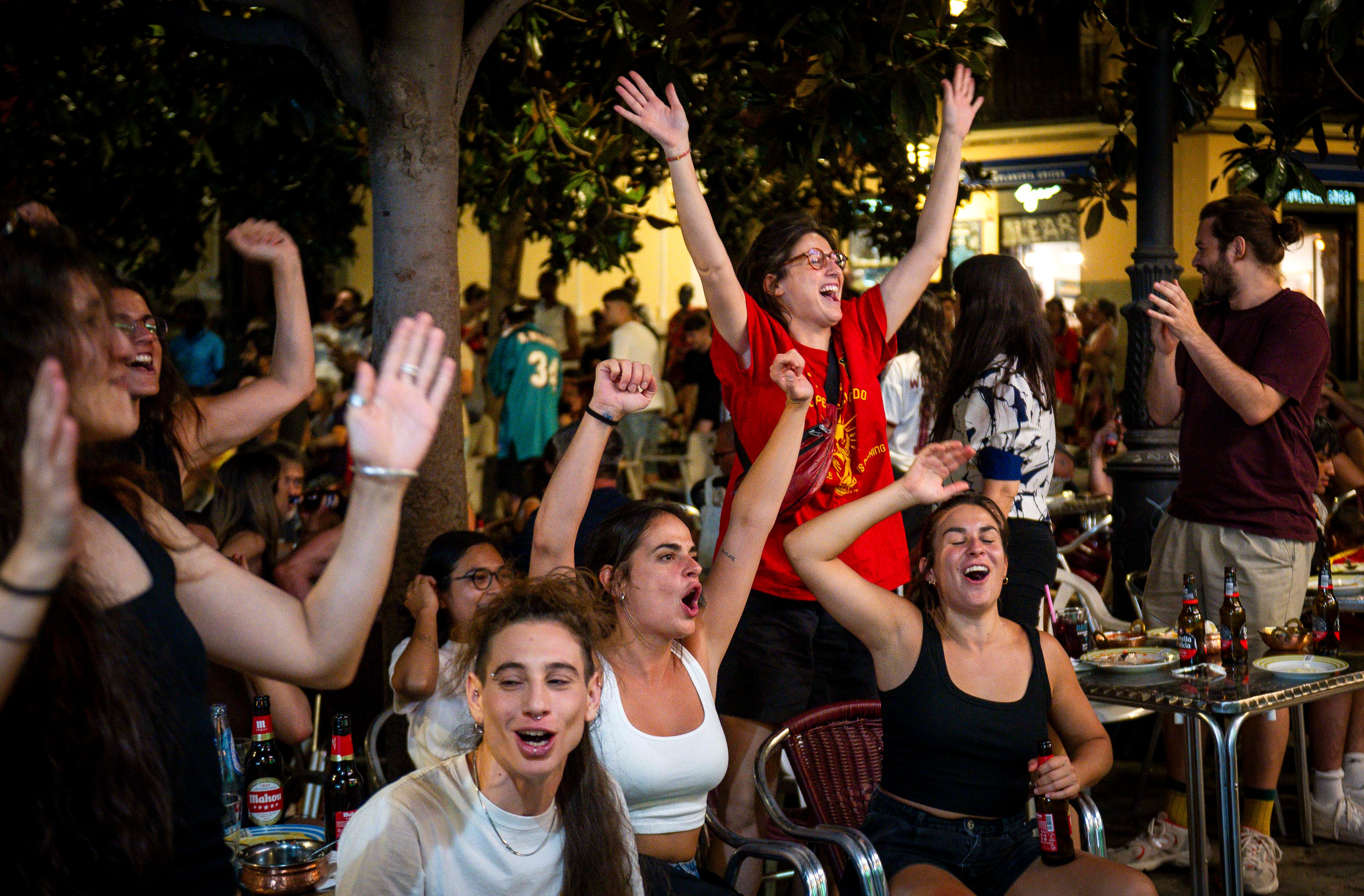 Un grupo de aficionados españoles celebran la victoria de la selección española este martes en el barrio de La Latina.