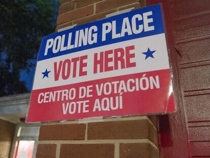 Un cartel indica la localizaci&oacute;n de un centro electoral durante las elecciones legislativas en Arlington, Virginia.