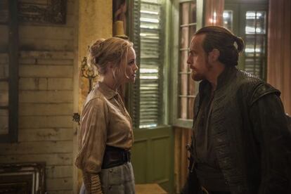 Hannah New i Toby Stephens, en una imatge de la sèrie 'Black Sails'.