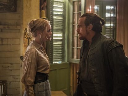 Hannah New y Toby Stephens, en una imagen de la serie 'Black Sails'.