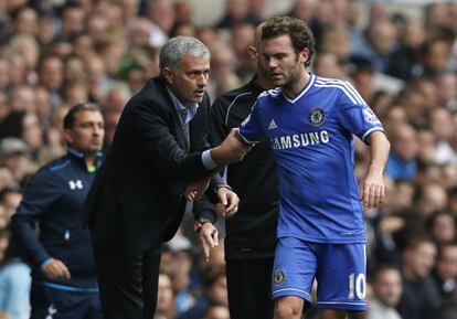 Mourinho se dirige a Mata durante el partido.