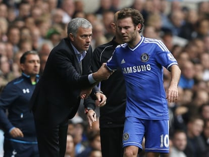 Mourinho se dirige a Mata durante el partido.