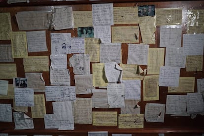 A board where patrons hang notes about their experiences in the bar.
