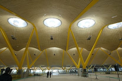 Grandes claraboyas ofrecen abundante luz natural al interior, todavía vacío, de la nueva terminal de Barajas. Un edificio de más de un kilómetro de largo por 40 metros de ancho.