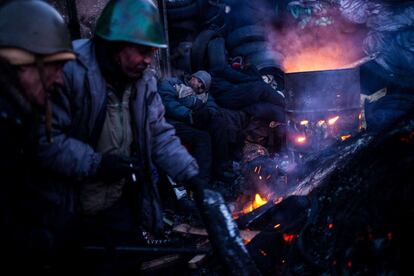 Manifestantes antigubernamentales junto a una fogata en Kiev (Ucrania).