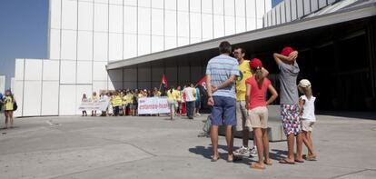 Un trabajador en huelga informa a los usuarios del paro en el Parque de las Ciencias.