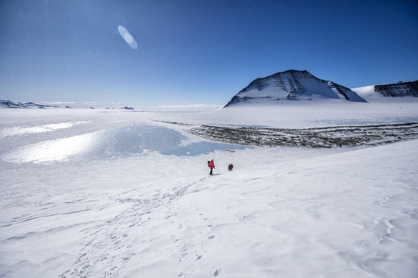 Una zona de hielo azul en el entorno del campamento chileno Glaciar Unión.