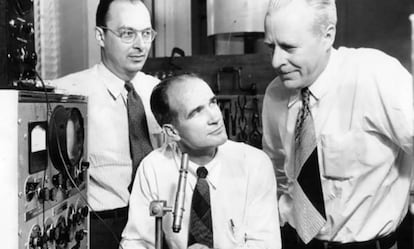 William Shockley, Walter Brattain y John Bardeen, inventores del transistor en 1947