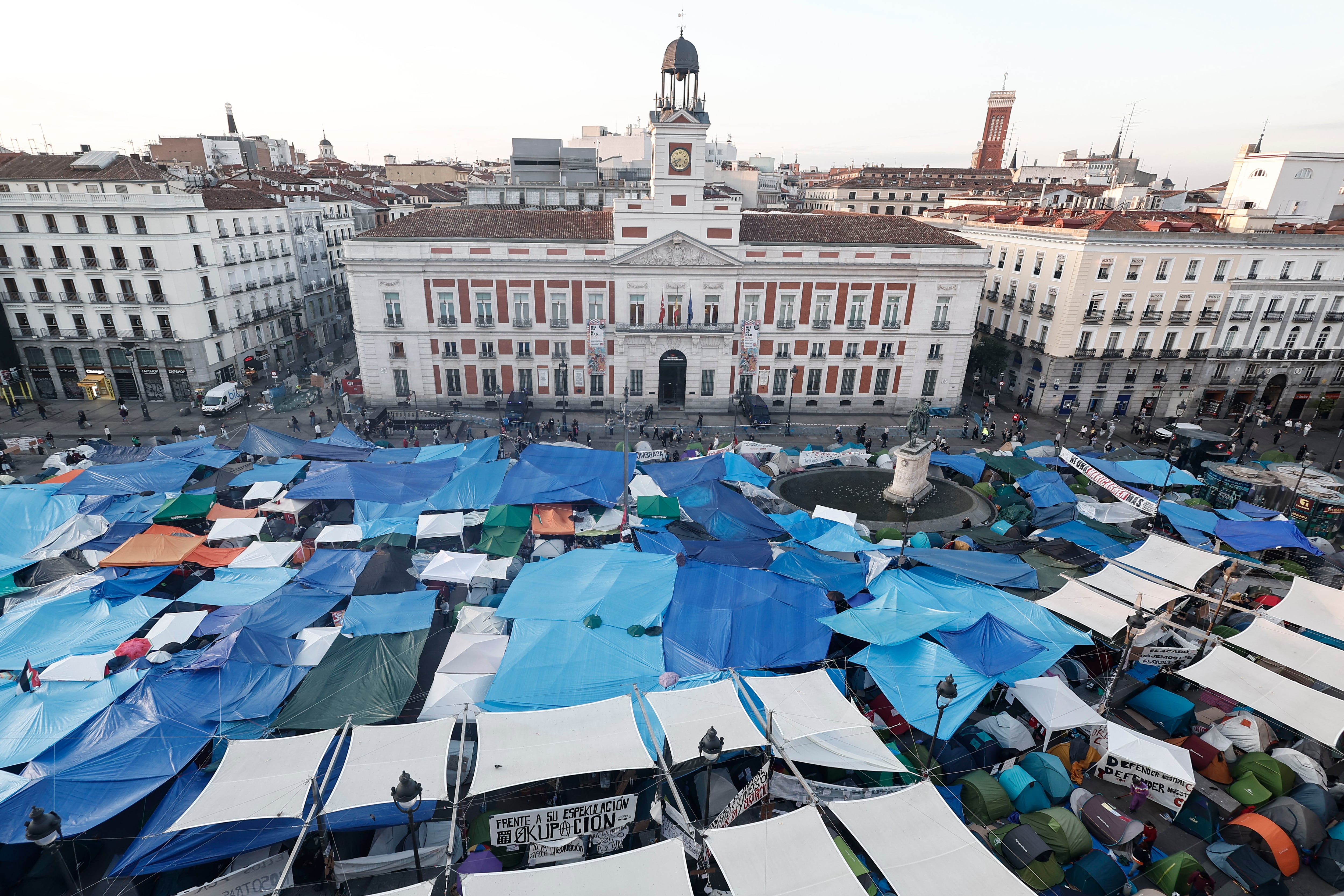 Acampada en Sol por la vivienda, en directo | Continúa la negociación entre el PSOE y Sumar en Moncloa a pocos minutos del Consejo de Ministros