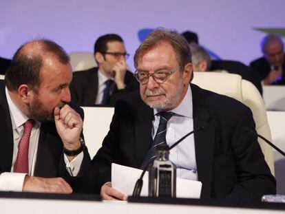 Juan Luis Cebrian y Jose Luis Sainz presiden la junta de accionistas de Prisa, en el Teatro Real de Madrid.