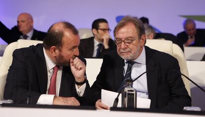 Juan Luis Cebrian y Jose Luis Sainz presiden la junta de accionistas de Prisa, en el Teatro Real de Madrid.