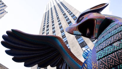 Un alebrije es expuesto frente al Rockefeller Center como parte de la 'Semana de México: Dia de Muertos en el Rockefeller Center' en Nueva York