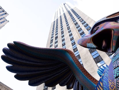 Un alebrije es expuesto frente al Rockefeller Center como parte de la 'Semana de México: Dia de Muertos en el Rockefeller Center' en Nueva York