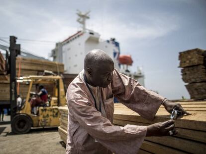 Control de planchas de madera antes de ser embarcadas en el puerto de Dakar (Senegal).