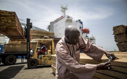 Control de planchas de madera antes de ser embarcadas en el puerto de Dakar (Senegal).