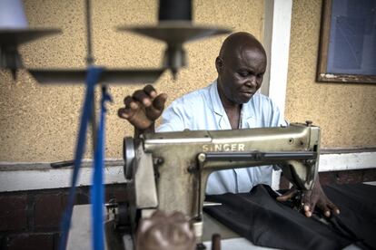 Thomas Disolo Matoko, de 61 años, confecciona trampas para moscas tsetsé en la sede del Programa Nacional contra la Tripanosomiasis Humana Africana, en Kinshasa, la capital de la República Democrática del Congo. Él y Prosper Mwanza Nkanga, de 60 años, son los únicos fabricantes de este tipo de trampas en todo el país, unas 3.000 al año, cantidad considerada insuficiente. Ganan unos 210 dólares al mes por su trabajo.