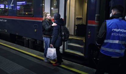 Dos mujeres se despiden en un andén de la Estación Central de Viena antes de la partida de un tren nocturno.